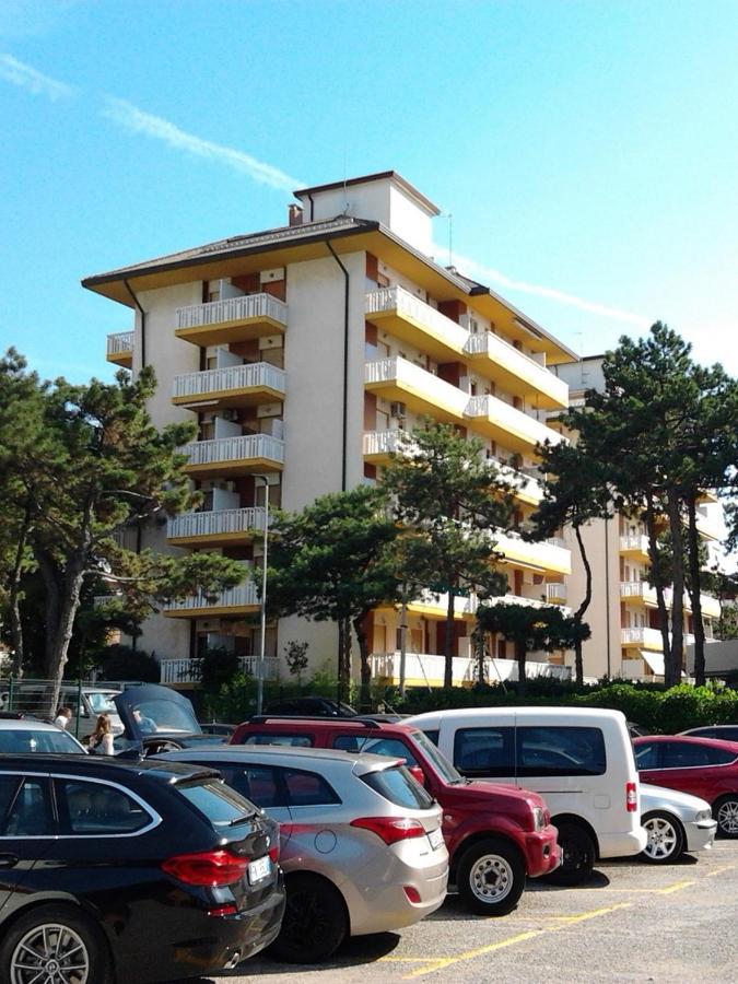 Lucerna Apartments At Sabbiadoro Beach Линяно Сабиадоро Екстериор снимка