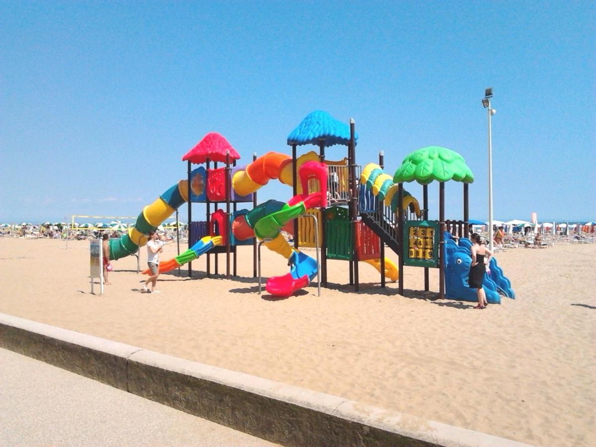Lucerna Apartments At Sabbiadoro Beach Линяно Сабиадоро Екстериор снимка